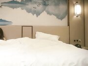 《韦小宝的第二春》3个单男宾馆约炮一块玩弄一个逼毛浓密性欲强的骚女