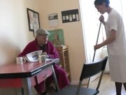 广州靓妹吴枚移民国外找不到好工作给独居老头做居家护理洗完澡后被大爷强搞