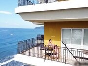 极骚留学生『苏琪』性爱自拍玩出新花样 海洋度假酒店阳台啪啪无套内射 无人机拍摄