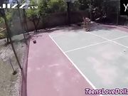 刚认识的运动女孩在球场给我舔鸡巴 然后骗到出租屋一顿狂草