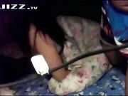 大学美女被男友带回家中偷偷做爱 父母在客厅不敢太大声