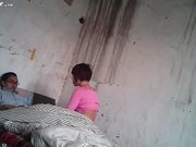 棚户区站街女为了赚钱连续接客 最后B里都没水了客户抱怨不已