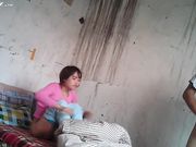 棚户区站街女为了赚钱连续接客 最后B里都没水了客户抱怨不已