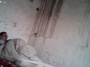 棚户区站街女为了赚钱连续接客 最后B里都没水了客户抱怨不已