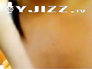 乌市极品正妹家中直播先把屄摸湿 然后把睡着的男友操醒