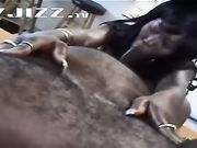 当大黑屌轻轻插入小黑妹的肛门后整个世界都安静了