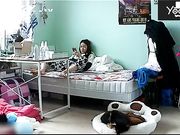 家庭摄像头破解偷拍小美眉一边玩手机一边自慰接个电话换衣服出去仔细看原来来大姨妈了