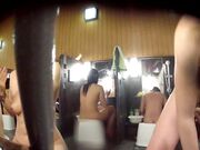 盗站流出女偷拍客潜入洗浴中心包包挖洞近距离偷拍女顾客洗澡沐浴