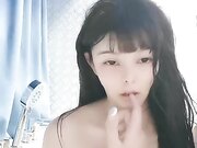 小骚妹模样挺清纯，喜欢舔弄鸡巴享受小哥的舔逼服务