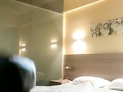 最帅大学生约炮大二兼职学妹 侧插操到正爽被学妹发现直播