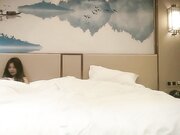 3个单男宾馆约炮一块玩弄一个逼毛浓密性欲强的骚女