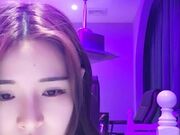 極品高顔值卡哇伊美女主播,胸部發育的超大,圓潤的一手拿不住