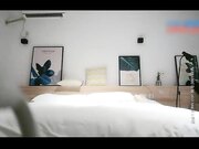 大鸡巴小伙约了个援交女一看鸡巴太大又找姐妹来一起享受-2