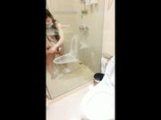 小姐姐嫌弃男人的鸡巴不干净用塑料袋套住给他口交