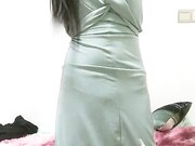 风骚的婊妹晚上寂寞把逼逼洗干净，撸起了小哥的鸡巴想被草