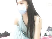 风骚的婊妹晚上寂寞把逼逼洗干净，撸起了小哥的鸡巴想被草