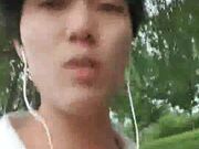 调教女友新人小哥和红衣妹子户外啪啪，公园路边口交撩起裙子骑坐舔逼