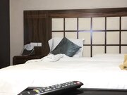 苗条貌美娇俏可人，近景展示美妙胴体