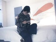 约了个肉肉身材萌妹，近距离特写手指插入扣逼，抬腿侧入猛操呻吟娇喘