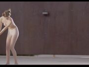 5位身材极品肤色不一的美女嫩模透明丝袜搔首弄姿全裸抹油互摸