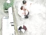 熟女的疯狂风骚的大姐勾搭两个院里乘凉的大爷玩起了3P