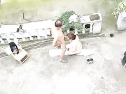 熟女的疯狂风骚的大姐勾搭两个院里乘凉的大爷玩起了3P