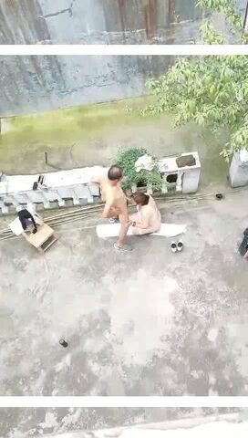 熟女的疯狂风骚的大姐勾搭两个院里乘凉的大爷玩起了3P