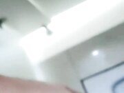 风骚少妇网吧勾引打游戏的小哥，到网吧厕所激情啪啪好刺激