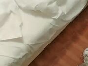 和好哥们去相熟的站街女家里去弄她  和哥们只好一人一个给她俩操醒1