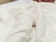 和好哥们去相熟的站街女家里去弄她  和哥们只好一人一个给她俩操醒1