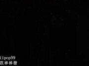 发现室友手机里的露出视频，趁她睡觉把肉棒插入小穴