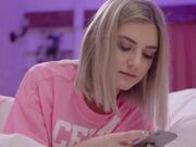 极品豪乳网红嫩妹伊娃饥渴难耐销魂自摸男友下班回来赶忙拉过来打一炮又骚又主动