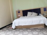 精瘦小伙酒店找了了一个苗条妹子啪啪啪 把妹子干到受不了