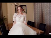 逃婚的女新娘被好心人救回家里