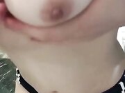 极品清纯校服女孩，酒店和炮友浴室做爱，圆润粉嫩的乳房，中指自慰淫叫