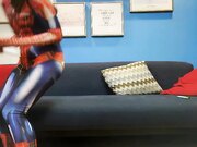 极品外围小姐姐被要求穿上蜘蛛侠情趣装，沙发上抠粉嫩鲍鱼口交