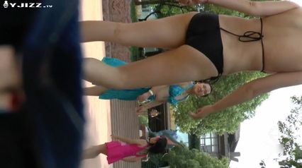 真实跟拍黑色泳衣小少妇皮肤白嫩 身材不错 不知道咋保养的