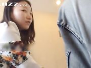 外出旅游玩的一脸清纯的骚货 趁四下无人来到我房间主动给我舔鸡巴