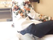 外出旅游玩的一脸清纯的骚货 趁四下无人来到我房间主动给我舔鸡巴