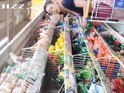 公共场所偷拍美女裙底 各种风光无限好