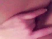 白嫩空姐3P前先把自己摸湿 然后两根大屌轮流骑