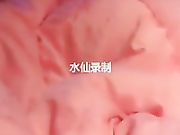 某APP直播平台大奶子露脸美女主播睡床上2小时40分放福利 极品馒头逼感觉好紧