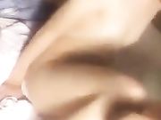 粗暴的男主人又要开操了 关在笼子里的小狗貌似很不愿意在用不停叫声干扰