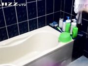 女友的闺蜜来借宿假借上厕所偷偷调试好针孔摄像头偷拍她洗澡 奶子大身材好 极品!