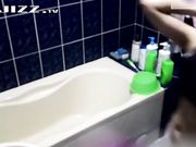 女友的闺蜜来借宿假借上厕所偷偷调试好针孔摄像头偷拍她洗澡 奶子大身材好 极品!