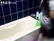 女友的闺蜜来借宿假借上厕所偷偷调试好针孔摄像头偷拍她洗澡 奶子大身材好 极品!