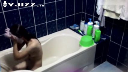 女友的闺蜜来借宿假借上厕所偷偷调试好针孔摄像头偷拍她洗澡 奶子大身材好 极品!