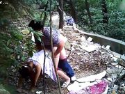 小树林野战系列颜值还不错的连衣裙小姐在这么恶劣的环境下居然玩了几个经典姿势