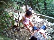 小树林野战系列颜值还不错的连衣裙小姐在这么恶劣的环境下居然玩了几个经典姿势