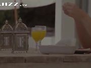 白虎嫩女友吃早餐时突然逼逼瘙痒难耐 让我帮他捅一捅